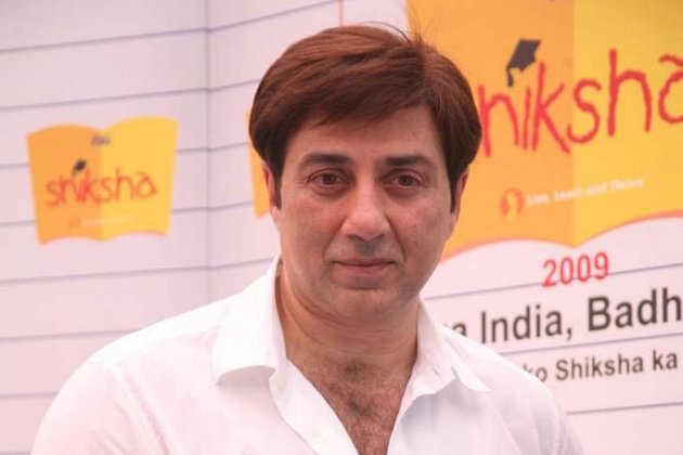अखेर सनी देओल यांच्या मेहनतीला यश मिळालं आणि शुक्रवारी 26 जुलै रोजी वीणा घरी परतल्या. सनी देओल यांच्या या कामामुळे गुरदासपुर येथील जनता पुन्हा एकदा त्यांची चाहती झाली आहे. अखेर सनी देओल यांच्या मेहनतीला यश मिळालं आणि शुक्रवारी 26 जुलै रोजी वीणा घरी परतल्या. सनी देओल यांच्या या कामामुळे गुरदासपुर येथील जनता पुन्हा एकदा त्यांची चाहती झाली आहे.
