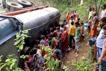 VIDEO : फुकट तिथे चिकट, उलटलेल्या टँकरमधून लोकांनी हंडे भरून डिझेल पळवलं!