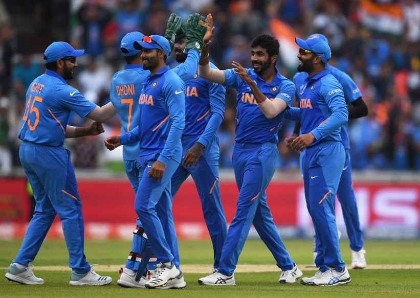 भारताचा वेगवान गोलंदाज जसप्रीत बुमराहला दौऱ्यातून विश्रांती दिली जाईल. तर शमीलासुद्धा मर्यादित षटकांच्या मालिकेत विश्रांती देण्याचा विचार आहे. त्यामुळे नवदीप सैनीला संधी मिळू शकते. याशिवाय खलील अहमदसुद्धा संघात स्थान मिळवू शकतो. दरम्यान टी20 संघात दीपक चाहरला संधी मिळू शकते. त्याला वर्ल्ड कपमध्ये स्टँडबायसाठी ठेवला होता. त्याने नेटमध्ये भारतीय फलंदाजांना गोलंदाजी केली होती. भारताचा वेगवान गोलंदाज जसप्रीत बुमराहला दौऱ्यातून विश्रांती दिली जाईल. तर शमीलासुद्धा मर्यादित षटकांच्या मालिकेत विश्रांती देण्याचा विचार आहे. त्यामुळे नवदीप सैनीला संधी मिळू शकते. याशिवाय खलील अहमदसुद्धा संघात स्थान मिळवू शकतो. दरम्यान टी20 संघात दीपक चाहरला संधी मिळू शकते. त्याला वर्ल्ड कपमध्ये स्टँडबायसाठी ठेवला होता. त्याने नेटमध्ये भारतीय फलंदाजांना गोलंदाजी केली होती.
