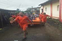 महालक्ष्मी एक्स्प्रेसमध्ये 11 तासांपासून अडकलेल्या प्रवाशांचं बचावकार्य सुरू