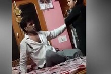 VIDEO: पत्नीने गर्लफ्रेंडसोबत पाहिलं पतीला, बेडरूममध्ये केली बेदम धुलाई! VIDEO: पत्नीने गर्लफ्रेंडसोबत पाहिलं पतीला, बेडरूममध्ये केली बेदम धुलाई!