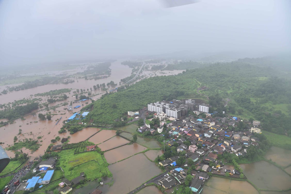 बदलापूर-वांगणी रेल्वे स्थानकादरम्यान कोल्हापूरकडे जाणारी महालक्ष्मी एक्स्प्रेस अडकली. इथल्या रेल्वे रुळावर मोठ्या प्रमाणात पावसाचं पाणी साचलं आहे. बदलापूर-वांगणी रेल्वे स्थानकादरम्यान कोल्हापूरकडे जाणारी महालक्ष्मी एक्स्प्रेस अडकली. इथल्या रेल्वे रुळावर मोठ्या प्रमाणात पावसाचं पाणी साचलं आहे.
