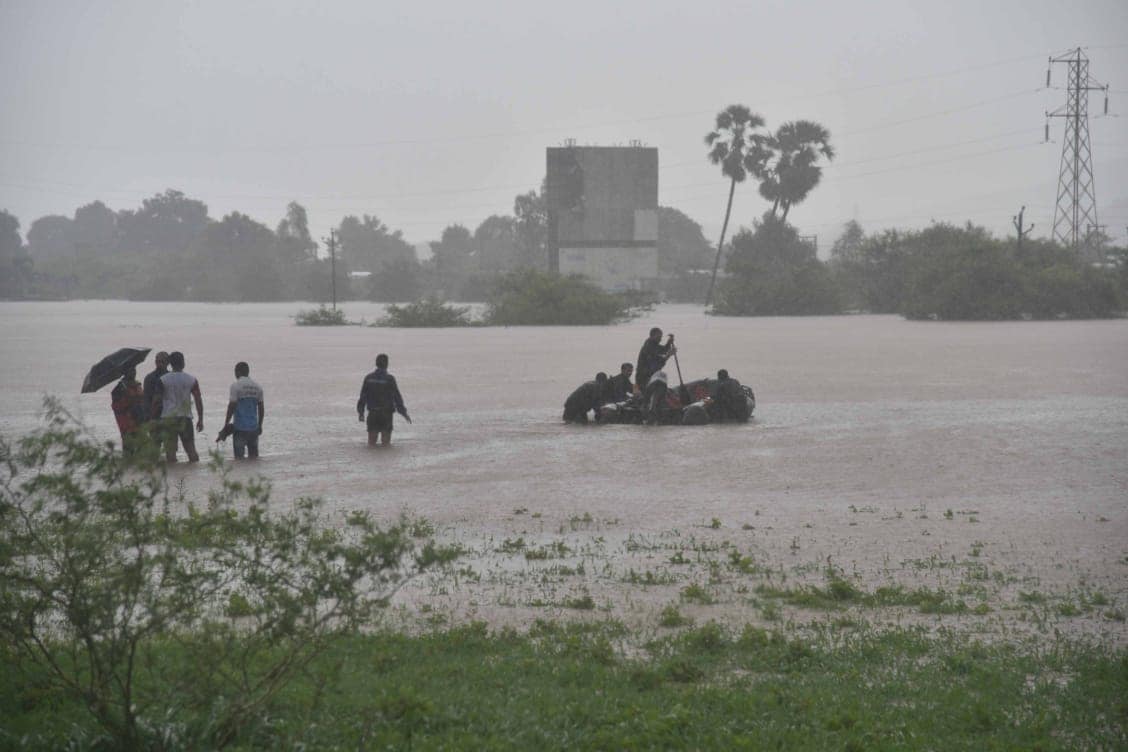 महालक्ष्मी एक्सप्रेसला चहूबाजूंनी पाण्याचा वेढा पडल्यामुळे पाण्यातून वाट काढत बचावकार्य करावं लागलं. महालक्ष्मी एक्सप्रेसला चहूबाजूंनी पाण्याचा वेढा पडल्यामुळे पाण्यातून वाट काढत बचावकार्य करावं लागलं.
