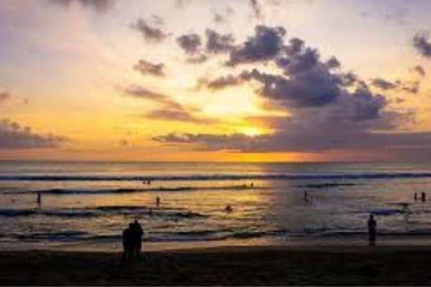व्हिएतनाम : समुद्राने वेढलेला हा छोटासा देश दक्षिण आशियामध्ये येतो. समुद्रकिनारे, सरोवरं आणि जंगल सफारीसारखे अनेक पर्याय इथे आहेत. हनोई, हो चि मिन्ह, सापा, हॅलाँग बेस नहा तरांग, मेकोंग डेल्टा, वॉर मेमोरियल ही इथली काही पर्यटन स्थळं. व्हिएतनामी डोंग हे इथलं चलन आहे. इथे एक रुपयाच्या बदल्यात 338 व्हिएतनामी डोंग मिळतील. व्हिएतनाम : समुद्राने वेढलेला हा छोटासा देश दक्षिण आशियामध्ये येतो. समुद्रकिनारे, सरोवरं आणि जंगल सफारीसारखे अनेक पर्याय इथे आहेत. हनोई, हो चि मिन्ह, सापा, हॅलाँग बेस नहा तरांग, मेकोंग डेल्टा, वॉर मेमोरियल ही इथली काही पर्यटन स्थळं. व्हिएतनामी डोंग हे इथलं चलन आहे. इथे एक रुपयाच्या बदल्यात 338 व्हिएतनामी डोंग मिळतील.