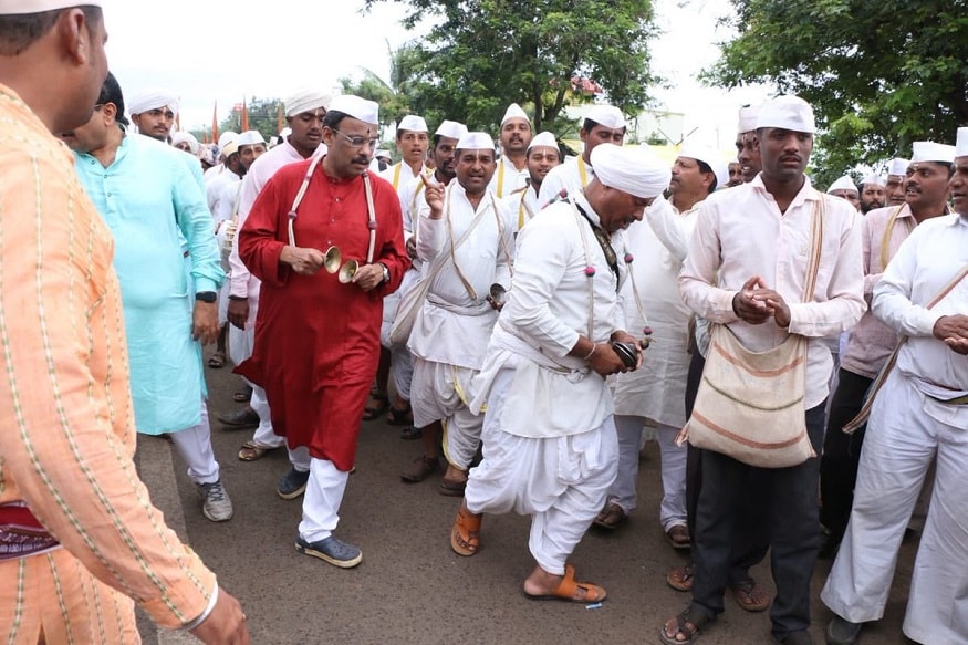 भागवत धर्माची पताका उंचावत टाळ, मृदुंगाचा गजर व हरिनामाचा जयघोष करीत आज उच्च व तंत्र शिक्षणमंत्री विनोद तावडे हे पालखी सोहळ्यात सहभागी झाले. दरवर्षी ते वारीत नित्यनेमाने सहभागी होतात. भागवत धर्माची पताका उंचावत टाळ, मृदुंगाचा गजर व हरिनामाचा जयघोष करीत आज उच्च व तंत्र शिक्षणमंत्री विनोद तावडे हे पालखी सोहळ्यात सहभागी झाले. दरवर्षी ते वारीत नित्यनेमाने सहभागी होतात.