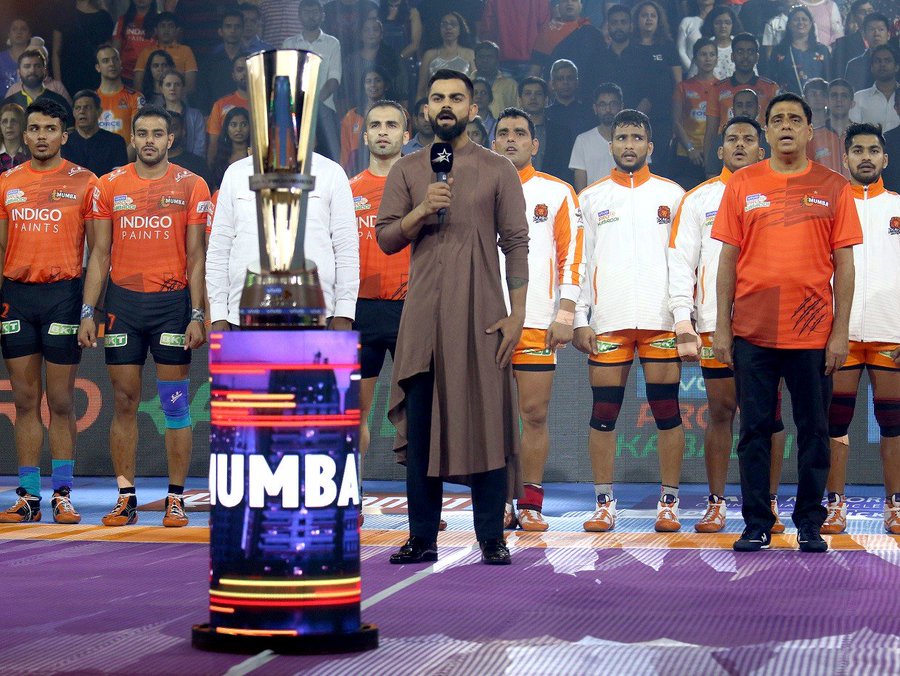 या दौऱ्याआधी भारतीय कर्णधार विराट कोहलीनं प्रो कबड्डी लीग 2019मध्ये मुंबईकरांना चीअर करण्यासाठी पोहचला. यू-मुंम्बा आणि पुणेरी पलटन यांच्यात झालेल्या सामन्यात विराट कोहली उपस्थित होता. या दौऱ्याआधी भारतीय कर्णधार विराट कोहलीनं प्रो कबड्डी लीग 2019मध्ये मुंबईकरांना चीअर करण्यासाठी पोहचला. यू-मुंम्बा आणि पुणेरी पलटन यांच्यात झालेल्या सामन्यात विराट कोहली उपस्थित होता.