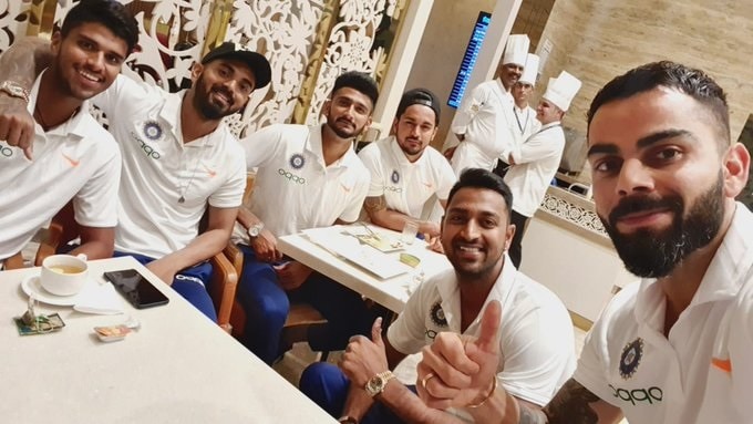 मात्र, असे असले तरी भारतीय संघ अमेरिकेला रवाना होण्याआधी विराट आणि रोहित या दोघांनी सोशल मीडियावर आपल्या सहकाऱ्यांसोबत फोटो टाकले. दरम्यान, विराटनं टाकलेल्या फोटोमध्ये भारतीय संघाचे युवा खेळाडू आहेत मात्र उपकर्णधार रोहित शर्मा नाही आहे. त्यामुळं चाहत्यांनी अजूनही वाद आहेतच का?, असा सवाल केला आहे. मात्र, असे असले तरी भारतीय संघ अमेरिकेला रवाना होण्याआधी विराट आणि रोहित या दोघांनी सोशल मीडियावर आपल्या सहकाऱ्यांसोबत फोटो टाकले. दरम्यान, विराटनं टाकलेल्या फोटोमध्ये भारतीय संघाचे युवा खेळाडू आहेत मात्र उपकर्णधार रोहित शर्मा नाही आहे. त्यामुळं चाहत्यांनी अजूनही वाद आहेतच का?, असा सवाल केला आहे.