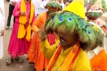 SPECIAL REPORT: वारीतही लोककलेचा वारसा जपणारे 'वासुदेव' SPECIAL REPORT: वारीतही लोककलेचा वारसा जपणारे 'वासुदेव'