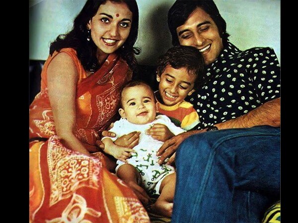 अभिनेता विनोद खन्ना यांनी गितांजली तलेयारकर यांच्याशी 1971 मध्ये लग्न केलं होतं . पण नंतर 1975 मध्ये ते ओशो यांचे अनुयायी बनल्यावर गितांजली आणि विनोद यांच्या नात्यात दुरावा आला आणि याची परिणाम म्हणजे या दोघांनी 1985 मध्ये घटसफोट घेतला. अभिनेता विनोद खन्ना यांनी गितांजली तलेयारकर यांच्याशी 1971 मध्ये लग्न केलं होतं . पण नंतर 1975 मध्ये ते ओशो यांचे अनुयायी बनल्यावर गितांजली आणि विनोद यांच्या नात्यात दुरावा आला आणि याची परिणाम म्हणजे या दोघांनी 1985 मध्ये घटसफोट घेतला.