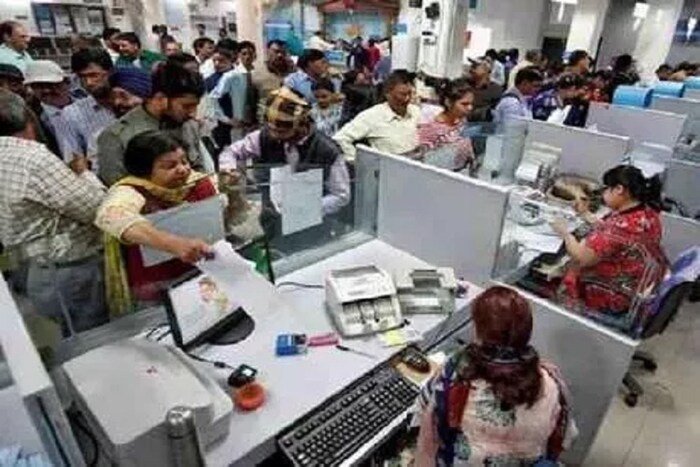 सप्टेंबर 2019 पासून बँकेशी संबंधित काही नियम बदलणार आहेत. एका बाजुला घर खरेदीसाठी कर्ज स्वस्तात उपलब्ध करून दिलं जात आहे तर दुसरीकडं बँकेची वेळही बदलणार आहे. याशिवाय बँकेच्या आणखी काही नियमांमध्ये बदल होणार आहे. 