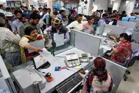  बँकेनं आपल्या ग्राहकांना SMS आणि E mail द्वारे अलर्ट जारी केला आहे. 18 जानेवारी रोजी 11 तासांसाठी सेवा बंद राहणार असल्यानं ग्राहकांना पुन्हा एकदा मनस्ताप होणार आहे.