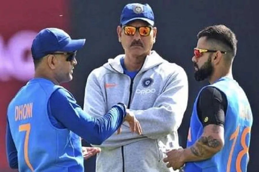 टीम इंडियाच्या मुख्य प्रशिक्षकपदी रवी शास्त्रींची फेरनियुक्ती झाल्यानंतर आता सपोर्ट स्टाफची लवकरच निवड होणार आहे. मुंबईत बीसीसीआयच्या मुख्यालयात उमेदवारांच्या मुलाखती झाल्यानंतर निवड समितीनं त्यांनी शिफारस केलेली नावे पत्रकार परिषदेत सांगितली. यामध्ये फलंदाजी प्रशिक्षक वगळता इतर स्टाफ मात्र आधीचाच राहणार असल्याचं स्पष्ट होत आहे. टीम इंडियाच्या मुख्य प्रशिक्षकपदी रवी शास्त्रींची फेरनियुक्ती झाल्यानंतर आता सपोर्ट स्टाफची लवकरच निवड होणार आहे. मुंबईत बीसीसीआयच्या मुख्यालयात उमेदवारांच्या मुलाखती झाल्यानंतर निवड समितीनं त्यांनी शिफारस केलेली नावे पत्रकार परिषदेत सांगितली. यामध्ये फलंदाजी प्रशिक्षक वगळता इतर स्टाफ मात्र आधीचाच राहणार असल्याचं स्पष्ट होत आहे.