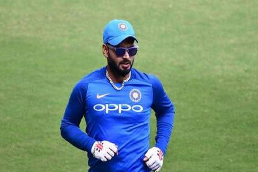 कोहली बाद झाल्यानंतर ऋषभ पंतने मनीष पांडेसोबत विजयाची औपचारिकता पूर्ण केली. पंतने 37 चेंडूत त्याचं आंतरराष्ट्रीय टी 20 मधील पहिलं अर्धशतक साजरं केलं. 65 धावांच्या खेळीत त्यानं 4 चौकार आणि 4 षटकार मारले. भारताच्या यष्टीरक्षकाने केलेली टी 20 मधील सर्वाधिक धावसंख्या आहे. कोहली बाद झाल्यानंतर ऋषभ पंतने मनीष पांडेसोबत विजयाची औपचारिकता पूर्ण केली. पंतने 37 चेंडूत त्याचं आंतरराष्ट्रीय टी 20 मधील पहिलं अर्धशतक साजरं केलं. 65 धावांच्या खेळीत त्यानं 4 चौकार आणि 4 षटकार मारले. भारताच्या यष्टीरक्षकाने केलेली टी 20 मधील सर्वाधिक धावसंख्या आहे.