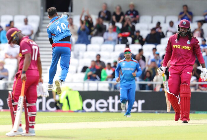 ख्रिस गेलला दक्षिण आफ्रिकेचा दिग्गज क्रिकेटपटू एबी डिव्हिलियर्सला मागे टाकण्याची अखेरची संधी आहे. गेल आणि डिव्हिलियर्सने एकदिवसीय क्रिकेटमध्ये समान 25 शतकं केली आहेत. अखेरच्या सामन्यात त्यानं शतक केलं तर तो डिव्हिलियर्सला मागे टाकू शकतो. 