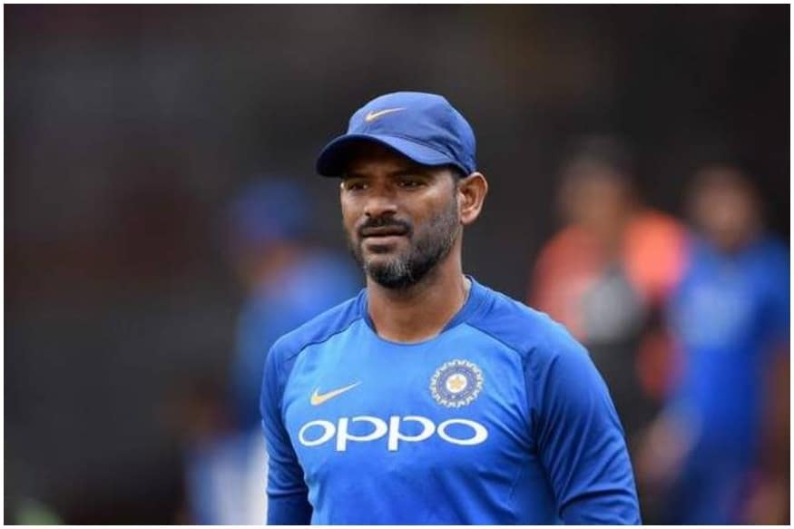 निवड समितीनं आर श्रीधर यांना जगातील सर्वोत्तम फील्डिंग कोच असल्याचं म्हटलं आहे. त्यांच्याशिवाय अभय शर्मा आणि टी दिलीप यांच्या नावांची शिफारस समितीनं केली आहे. तरीही निवड समितीनं ज्या नावांना पहिल्या क्रमांकाची पसंती दिली आहे त्यांची वर्णी लागणार आहे. सपोर्ट स्टाफचा कार्यकाळ 2021 टी 20 वर्ल्ड कपपर्यंत असणार आहे. निवड समितीनं आर श्रीधर यांना जगातील सर्वोत्तम फील्डिंग कोच असल्याचं म्हटलं आहे. त्यांच्याशिवाय अभय शर्मा आणि टी दिलीप यांच्या नावांची शिफारस समितीनं केली आहे. तरीही निवड समितीनं ज्या नावांना पहिल्या क्रमांकाची पसंती दिली आहे त्यांची वर्णी लागणार आहे. सपोर्ट स्टाफचा कार्यकाळ 2021 टी 20 वर्ल्ड कपपर्यंत असणार आहे.