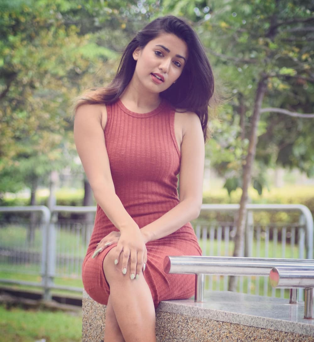 काही महिन्यांपूर्वी गरिमानं Tik Tok वर पॉप्युलर रॅप साँग 'बहोत हार्ड'वर व्हिडिओ अपलोड केला होता. ज्यानंतर ती खूपच लोकप्रिय झाली आणि तिच्या चाहत्यांमध्ये झपाट्यान वाढ होत गेली. (फोटो- गरिमा चौरसिया इन्स्टाग्राम) काही महिन्यांपूर्वी गरिमानं Tik Tok वर पॉप्युलर रॅप साँग 'बहोत हार्ड'वर व्हिडिओ अपलोड केला होता. ज्यानंतर ती खूपच लोकप्रिय झाली आणि तिच्या चाहत्यांमध्ये झपाट्यान वाढ होत गेली. (फोटो- गरिमा चौरसिया इन्स्टाग्राम)
