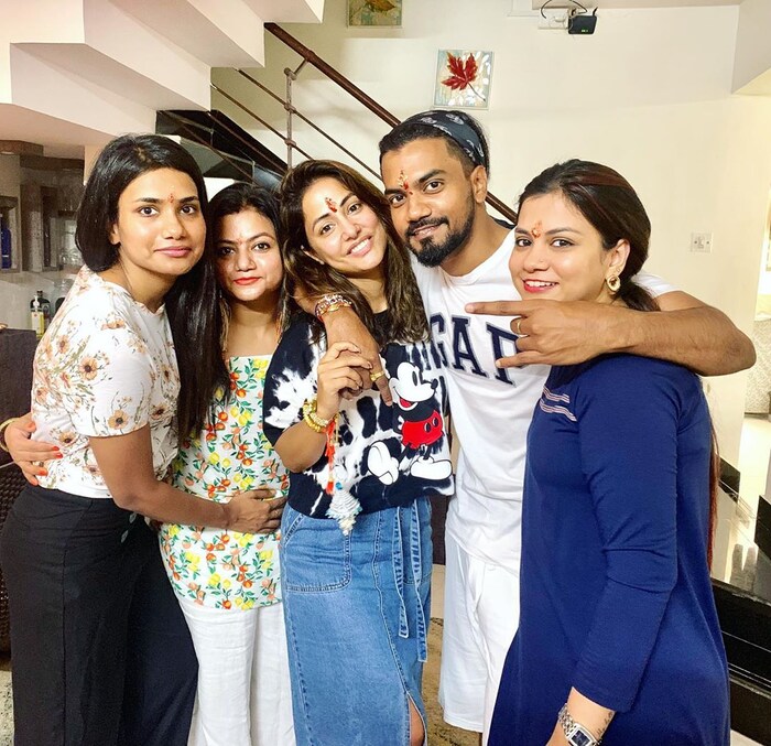 हिनानं या सेलिब्रेशनचे काही फोटो तिच्या सोशल मीडिया अकाउंटवर शेअर केले. ज्यामुळे सध्या तिच्या या फोटोंची सोशल मीडियावर खूपच चर्चा सुरू आहे. हिना आणि रॉकीच्या या सेलिब्रेशनचे फोटो सध्या सोशल मीडियावर व्हायरल होत आहे. 