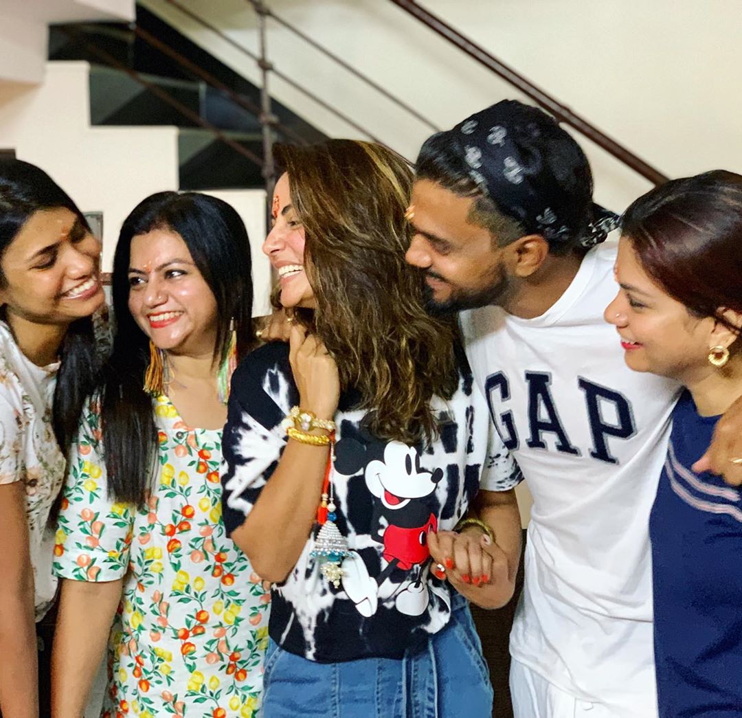 हिना खान मुस्लीम असल्यानं तिनं अशा प्रकारे रक्षाबंधनाचे फोटो सोशल मीडियावर पोस्ट करणं अनेकांना रुचलेलं नाही. असं करुन हिनानं धर्माचा अपमान केल्याचं अनेकांचं म्हणणं आहे. हिना खान मुस्लीम असल्यानं तिनं अशा प्रकारे रक्षाबंधनाचे फोटो सोशल मीडियावर पोस्ट करणं अनेकांना रुचलेलं नाही. असं करुन हिनानं धर्माचा अपमान केल्याचं अनेकांचं म्हणणं आहे.