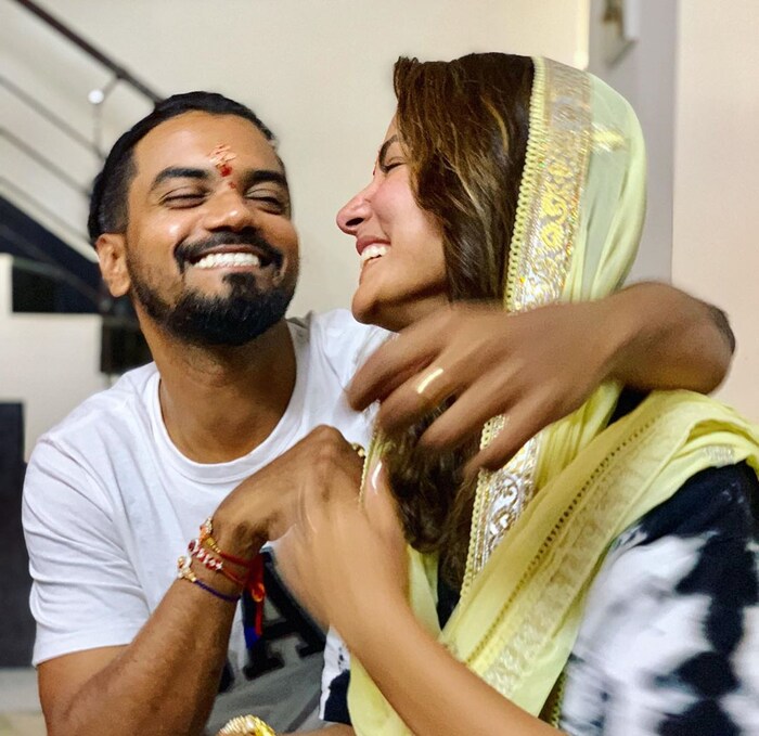 याशिवाय ईदच्या दिवशी हिनानं ईद सेलिब्रेशन केलं नाही मात्र रक्षाबंधन सेलिब्रेट केलं यावरुनही तिला ट्रोल करण्यात आलं. त्यानंतर तिनं आणखी एक फोटो शेअर केल्यानंतर ट्रोलर्सनी या फोटोवर आक्षेपार्ह कमेंट करायला सुरुवात केली. 