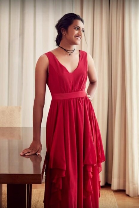 भारताची स्टार बॅडमिंटनपटू पीव्ही सिंधू जगातील सर्वात श्रीमंत भारतीय महिला खेळाडू बनली आहे. फोर्ब्सनं जाहीर केलेल्या जादीत सिंधू जगभरातील श्रीमंत खेळाडूंच्या यादीत येणारी एकमेव भारतीय आहे.