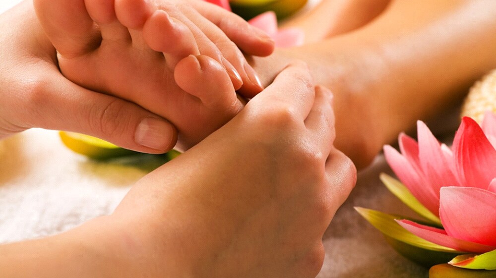 आज आम्ही तुम्हाला घर बसल्या कोणत्या दुखण्यावर Acupressure च्या मदतीने आराम मिळवू शकता ते सांगणार आहोत. आज आम्ही तुम्हाला घर बसल्या कोणत्या दुखण्यावर Acupressure च्या मदतीने आराम मिळवू शकता ते सांगणार आहोत.