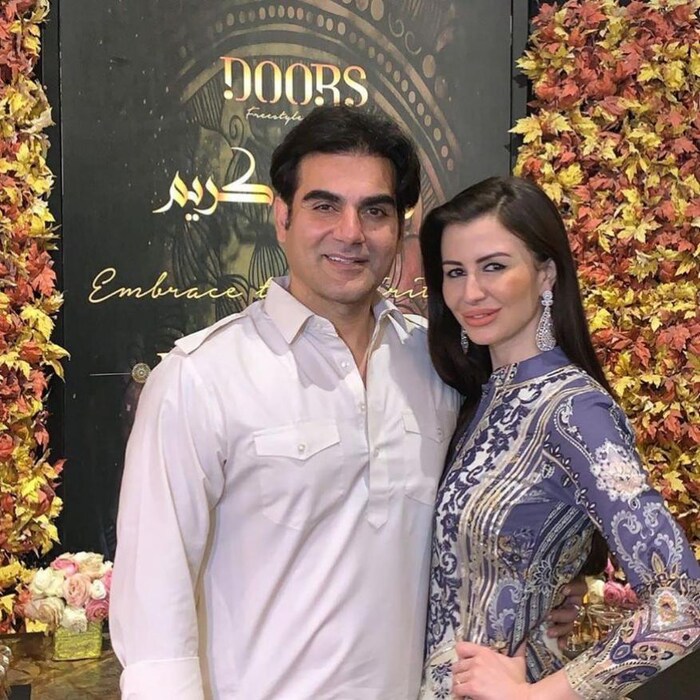 अरबाज खान आणि त्याची गर्लफ्रेंड जॉर्जिया नेहमीच एकत्र दिसतात. तसेच खान कुटुंबीयांच्या प्रत्येक पंक्शनला जॉर्जिया उपस्थित असते. जॉर्जिया ही मॉडेल आणि सिंगर आहे. 