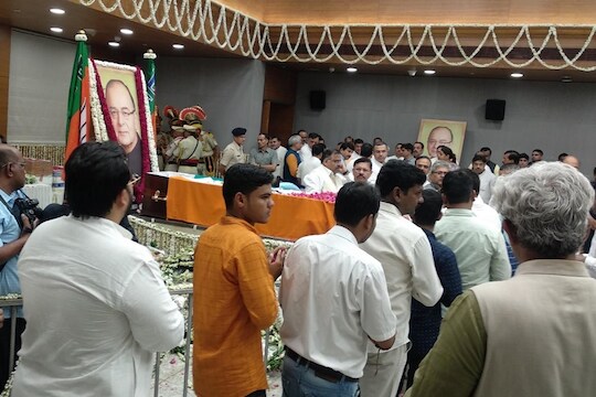 अरुण जेटली अनंतात विलीन; मुलाने दिला मुखाग्नी!