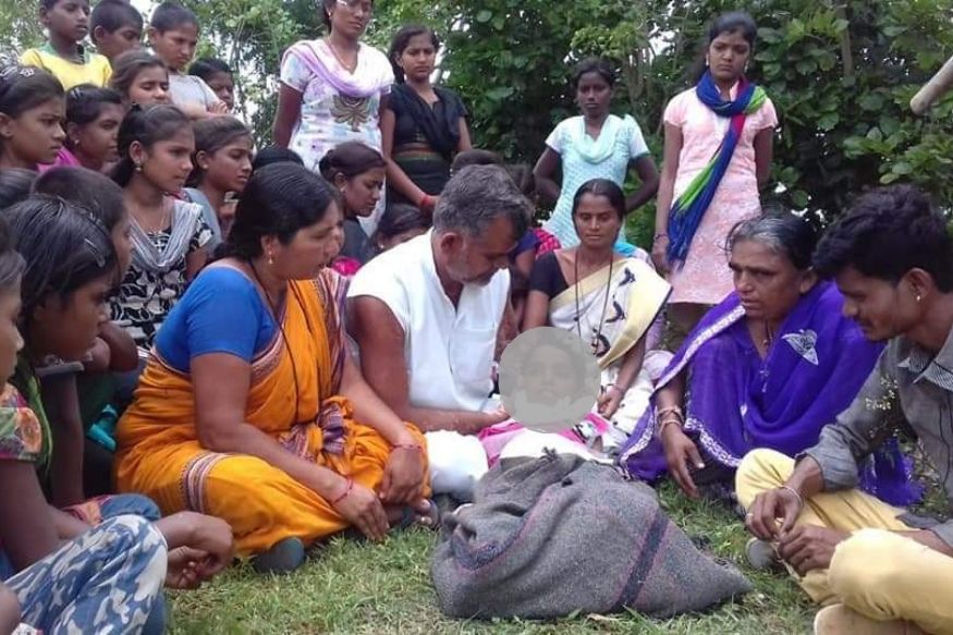 मुलाच्या अंत्यविधीसाठी आईने मागितली मदत, मृतदेहाला मुंग्या लागल्या पण...