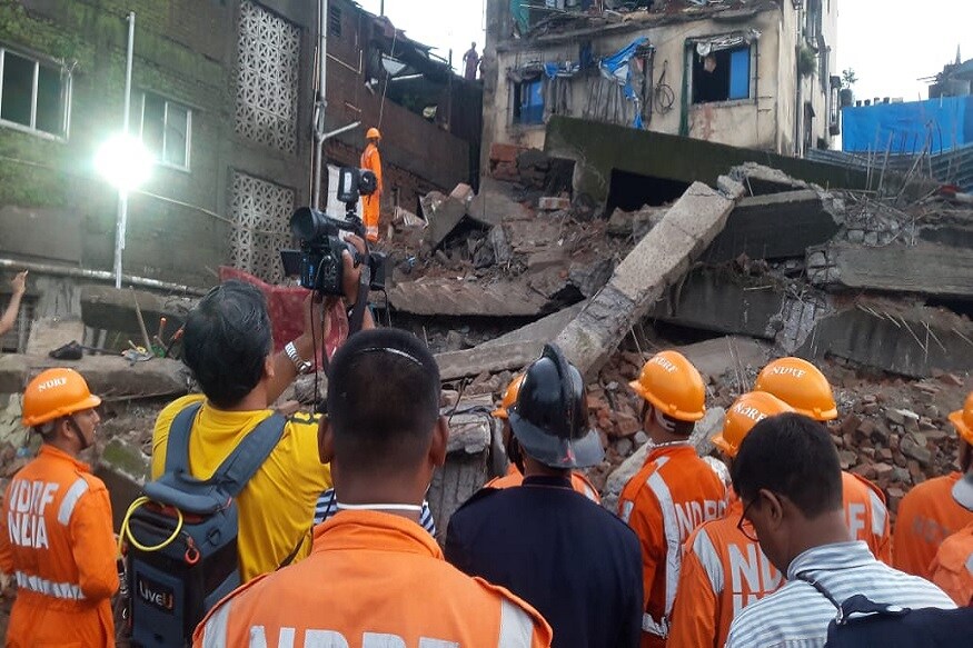 याची माहिती मिळताच पोलीस आणि एनडीआरएफचं पथक घटनास्थळी दाखल झाले आहे. ढिगाऱ्याखाली अडकलेल्या सहा जणांची सुखरुप सुटका करण्यात आली आहे. याची माहिती मिळताच पोलीस आणि एनडीआरएफचं पथक घटनास्थळी दाखल झाले आहे. ढिगाऱ्याखाली अडकलेल्या सहा जणांची सुखरुप सुटका करण्यात आली आहे.