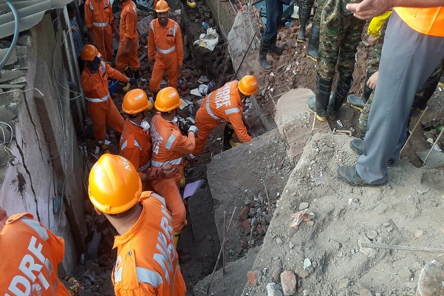 भिवंडी येथील शांतीनगर भागात पिरानीपाडामधील ही घटना आहे. दरम्यान, इमारतीच्या ढिगाऱ्याखाली आणखी काही लोक अडकल्याची भीती व्यक्त केली जात आहे. भिवंडी येथील शांतीनगर भागात पिरानीपाडामधील ही घटना आहे. दरम्यान, इमारतीच्या ढिगाऱ्याखाली आणखी काही लोक अडकल्याची भीती व्यक्त केली जात आहे.