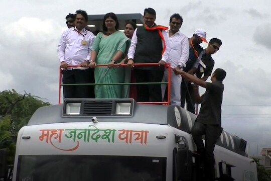 बीडमध्ये पंकजा मुंडे यांच्या उपस्थितीत मुख्यमंत्र्यांनी दिला 'हा' शब्द