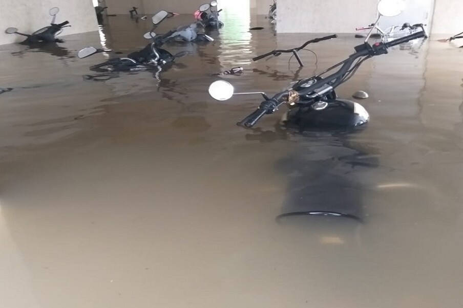 शीळ रोडवर लोढा कासारियो संकुलात पाणी साचलं आहे. पार्किंग भाग पूर्ण पाण्याखाली गेल्यानं गाड्या बुडाल्या आहेत. 