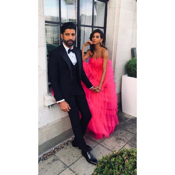 फरहान अख्तर आणि शिवानी दांडेकर यांनी तर त्यांचं नातं कधीच कोणापासून लपवलं नाही. दोघं अनेकदा एकमेकांसोबत दिसतात. मात्र त्यांच्या कुटुंबीयांना मात्र त्यांचं अशाप्रकारे सार्वजनिक ठीकाणी एकत्र फिरणं मान्य नाही. 