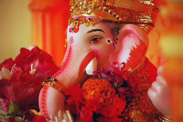 गणपतीच्या मंदिरात शुद्ध तुपाचा दिवा लावा. गणपती अथर्वशीर्ष सतत म्हटल्यावर तुमच्या प्रत्येक संकटाचा अंत होईल. जी व्यक्ती बाप्पाला मोदकाचा प्रसाद देते, त्याचं कधीच वाईट होत नाही, असं या पाठात सांगण्यात आलं आहे. गणपतीच्या मंदिरात शुद्ध तुपाचा दिवा लावा. गणपती अथर्वशीर्ष सतत म्हटल्यावर तुमच्या प्रत्येक संकटाचा अंत होईल. जी व्यक्ती बाप्पाला मोदकाचा प्रसाद देते, त्याचं कधीच वाईट होत नाही, असं या पाठात सांगण्यात आलं आहे.