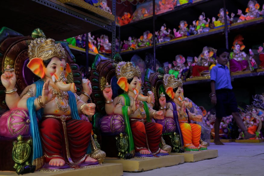 तसेच तुम्ही बाप्पाकडे सुख- समाधान मागत असाल तर 'इदं अक्षतम् ऊं गं गणपतये नमः' मंत्र म्हणत देवाला तांदूळ वाहा.. श्री गणाधिपतयै नमः या मंत्रामुळे प्रमोशनचा योग येऊ शकतो. तसेच तुम्ही बाप्पाकडे सुख- समाधान मागत असाल तर 'इदं अक्षतम् ऊं गं गणपतये नमः' मंत्र म्हणत देवाला तांदूळ वाहा.. श्री गणाधिपतयै नमः या मंत्रामुळे प्रमोशनचा योग येऊ शकतो.
