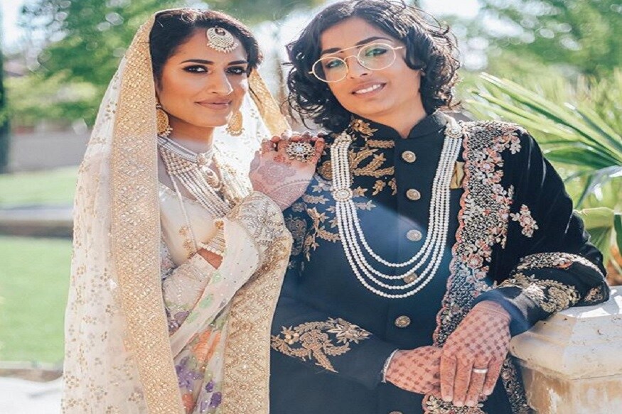 बियांका आणि सायनाच्या या समलैंगिक लग्न सोहळ्यासाठी त्यांचे कुटुंबीयही हजर झाल्याचं पाहायला मिळालं. बियांका आणि सायनाच्या या समलैंगिक लग्न सोहळ्यासाठी त्यांचे कुटुंबीयही हजर झाल्याचं पाहायला मिळालं.