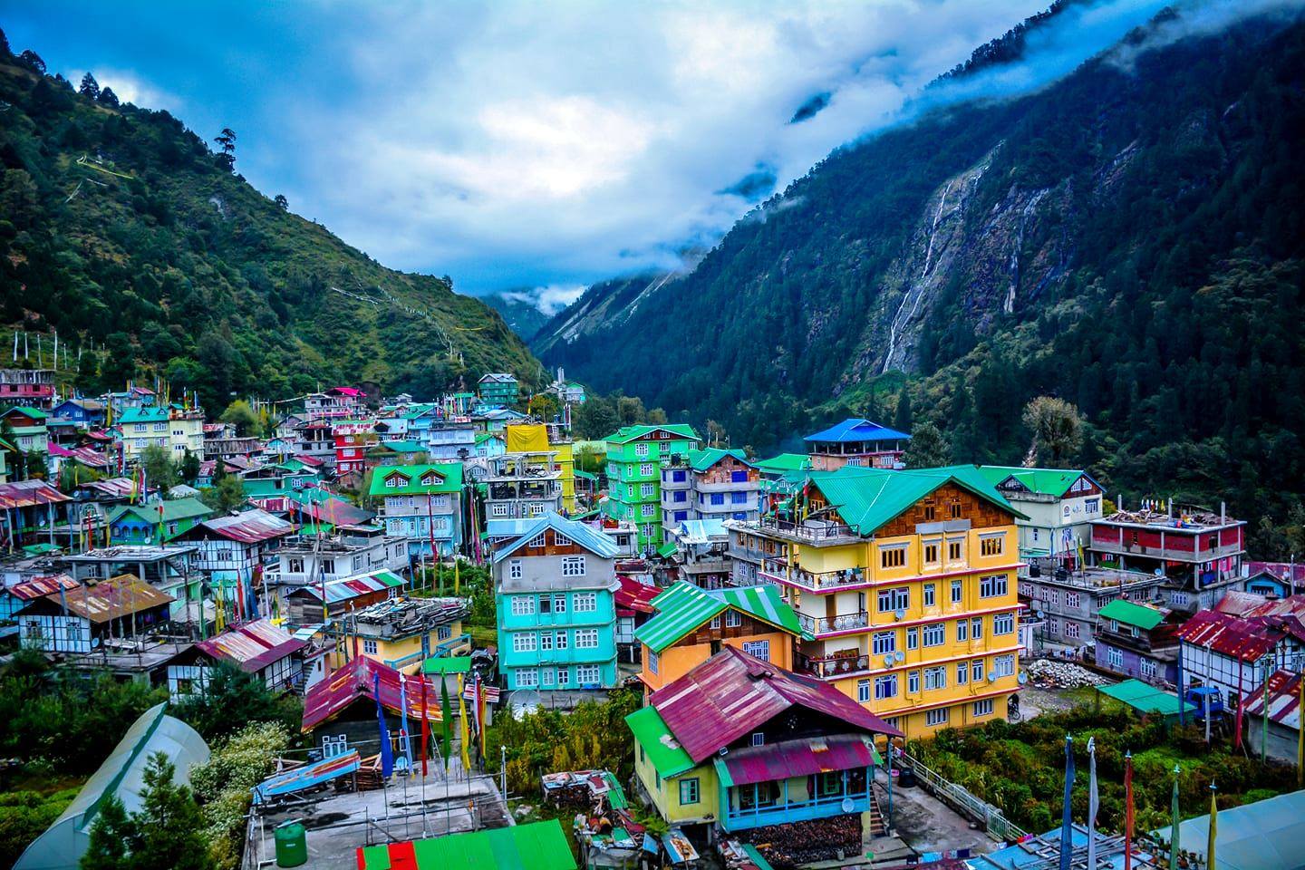 सिक्कीम- सोलो ट्रॅव्हलिंगसाठी हा एक चांगला पर्याय आहे. इथल्या कणाकणात निसर्ग सौंदर्याचं दर्शन घडतं. पवर्तांच्यामध्ये बर्फाची चादर पांघरलेलं शहर आणि तलाव पाहणं हा आयुष्यातील अविस्मरणीय अनुभव असेल. सिक्कीम- सोलो ट्रॅव्हलिंगसाठी हा एक चांगला पर्याय आहे. इथल्या कणाकणात निसर्ग सौंदर्याचं दर्शन घडतं. पवर्तांच्यामध्ये बर्फाची चादर पांघरलेलं शहर आणि तलाव पाहणं हा आयुष्यातील अविस्मरणीय अनुभव असेल.
