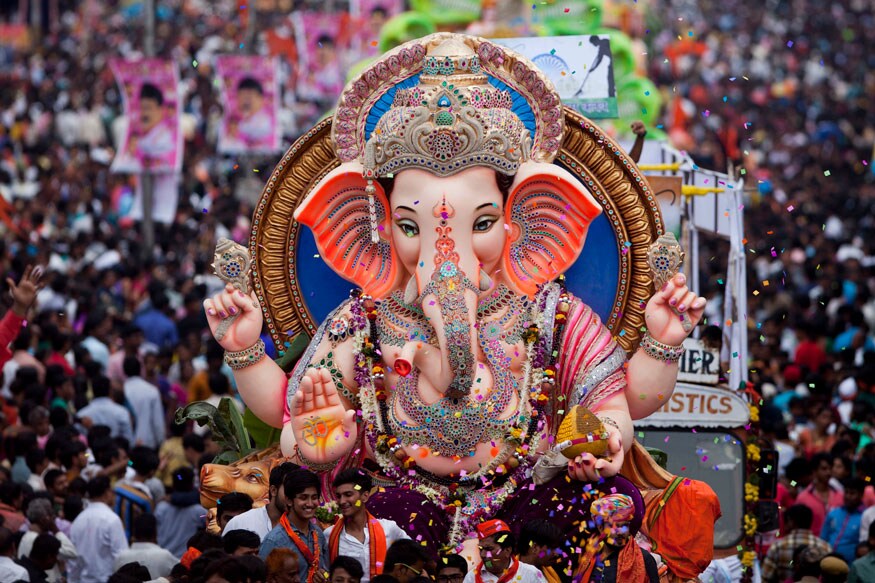 याशिवाय गणेशाच्या हातात एक दात, अंकुश आणि मोदक असेल याचीही काळजी घ्या. तसेच एक हात आशीर्वाद देण्याच्या मुद्रेत असावा तर त्याच्या पायाशी उंदीरही असावा. याशिवाय गणेशाच्या हातात एक दात, अंकुश आणि मोदक असेल याचीही काळजी घ्या. तसेच एक हात आशीर्वाद देण्याच्या मुद्रेत असावा तर त्याच्या पायाशी उंदीरही असावा.