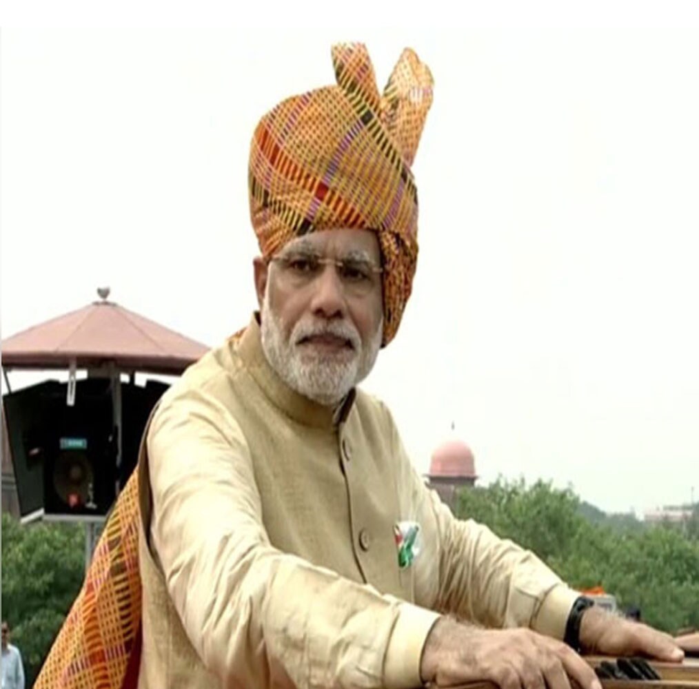 2014मध्ये पंतप्रधान म्हणून नरेंद्र मोदी यांनी पहिल्यांदा लाल किल्ल्यावरून देशाला संबोधित केलं होतं. यावेळेस त्यांनी लाल आणि पिवळ्या रंगाची पगडी परिधान केली होती. 2014मध्ये पंतप्रधान म्हणून नरेंद्र मोदी यांनी पहिल्यांदा लाल किल्ल्यावरून देशाला संबोधित केलं होतं. यावेळेस त्यांनी लाल आणि पिवळ्या रंगाची पगडी परिधान केली होती.