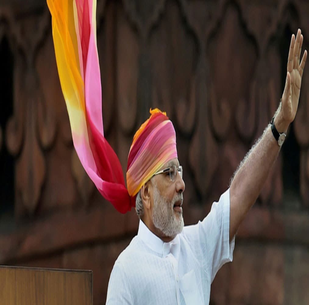 2016मध्ये पीएम मोदी यांनी लुकमध्ये पुन्हा बदल केला. यावेळेस त्यांनी पांढरा कुर्ता-पायजमासह रंगीबेरंगी पगडी परिधान केली होती. यावेळेस त्यांच्या भाषणात परराष्ट्र नीती आणि विशेषतः आपल्या शेजारी देश पाकिस्तानवर केंद्रीत होते. 2016मध्ये पीएम मोदी यांनी लुकमध्ये पुन्हा बदल केला. यावेळेस त्यांनी पांढरा कुर्ता-पायजमासह रंगीबेरंगी पगडी परिधान केली होती. यावेळेस त्यांच्या भाषणात परराष्ट्र नीती आणि विशेषतः आपल्या शेजारी देश पाकिस्तानवर केंद्रीत होते.