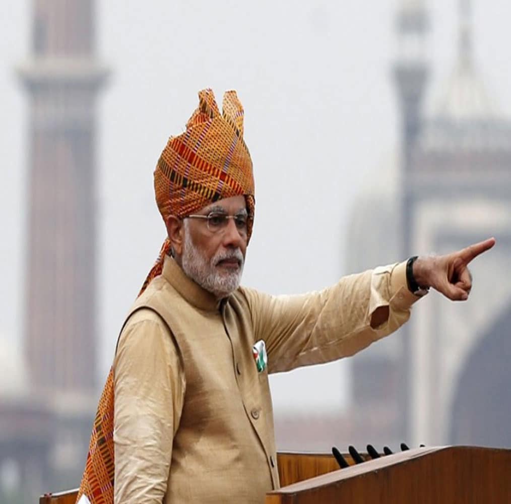 यानंतर 2015मधील स्वातंत्र्य दिनावेळी पंतप्रधान मोदींचा खास लुक पाहायला मिळाला. त्यांनी कुर्ता, पायजमासह मस्टर्ड रंगाची पगडी परिधान केली होती. यानंतर 2015मधील स्वातंत्र्य दिनावेळी पंतप्रधान मोदींचा खास लुक पाहायला मिळाला. त्यांनी कुर्ता, पायजमासह मस्टर्ड रंगाची पगडी परिधान केली होती.