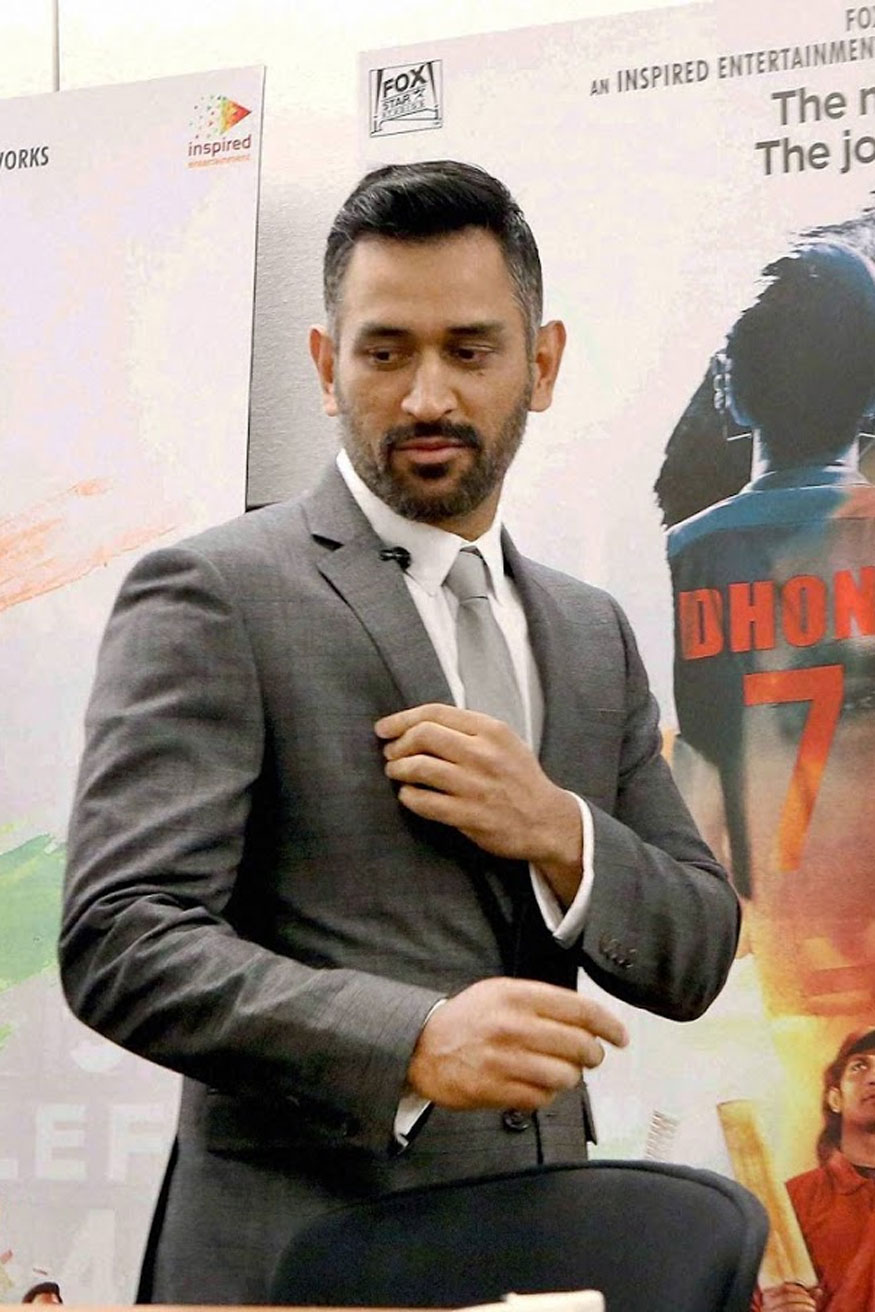 भारतीय संघाचा माजी कर्णधार आणि विकेटकिपर महेंद्रसिंग धोनी सोशल मीडियावर कमी सक्रिय असतो. असे असले तरी, त्याचे फॉलोअर्स काही कमी नाही. धोनीचे इन्स्टाग्रामवर 1.54 कोटी तर ट्वीटरवर 77 लाख आणि फेसबूकवर 2.05 कोटी फॉलोअर आहेत. भारतीय संघाचा माजी कर्णधार आणि विकेटकिपर महेंद्रसिंग धोनी सोशल मीडियावर कमी सक्रिय असतो. असे असले तरी, त्याचे फॉलोअर्स काही कमी नाही. धोनीचे इन्स्टाग्रामवर 1.54 कोटी तर ट्वीटरवर 77 लाख आणि फेसबूकवर 2.05 कोटी फॉलोअर आहेत.