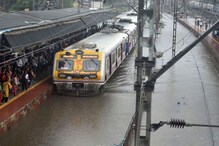 MumbaiRain : मध्य रेल्वेवर 12 तासांनी सुटली पहिली लोकल MumbaiRain : मध्य रेल्वेवर 12 तासांनी सुटली पहिली लोकल