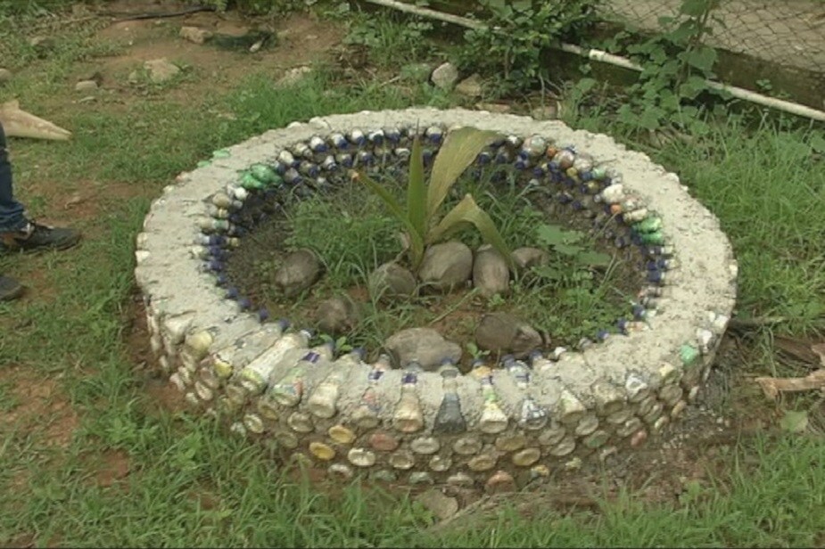 सुरुवातीला या शाळेत मुलांना पाठवायला पालक तयार नसायचे. कारण गरीब परिसरात मुलंही कमवतात. गरीब मुलांवर खर्चाचं अतिरिक्त ओझं होणार नाही याची शाळेने योग्य व्यवस्था केली. संस्थापकांच्या मते, प्रत्येक मुलाला आठवड्याला 25 टाकाऊ प्लॅस्टिकच्या वस्तू आणणं आवश्यक असतं. या वस्तू शाळेत रिसायकल कशा करायच्या त्या शिकवल्या जातात. (तुलिका देवीचा रिपोर्ट) सुरुवातीला या शाळेत मुलांना पाठवायला पालक तयार नसायचे. कारण गरीब परिसरात मुलंही कमवतात. गरीब मुलांवर खर्चाचं अतिरिक्त ओझं होणार नाही याची शाळेने योग्य व्यवस्था केली. संस्थापकांच्या मते, प्रत्येक मुलाला आठवड्याला 25 टाकाऊ प्लॅस्टिकच्या वस्तू आणणं आवश्यक असतं. या वस्तू शाळेत रिसायकल कशा करायच्या त्या शिकवल्या जातात. (तुलिका देवीचा रिपोर्ट)