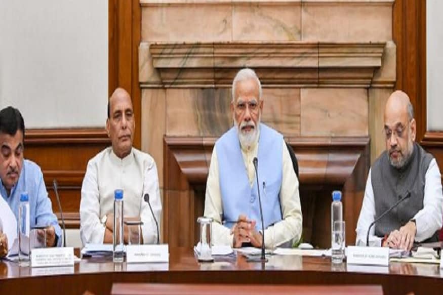 आता सरळ केंद्र सरकार जम्मू काश्मीरमध्ये विकासाचे प्रकल्प राबवणार आहे. तसेच त्यांची दिल्लीसारखी परिस्थिती होणार आहे. हे कलम हटवल्यानं भ्रष्टाचाराला आळा बसेल असा दावा सरकारने केला आहे. आता सरळ केंद्र सरकार जम्मू काश्मीरमध्ये विकासाचे प्रकल्प राबवणार आहे. तसेच त्यांची दिल्लीसारखी परिस्थिती होणार आहे. हे कलम हटवल्यानं भ्रष्टाचाराला आळा बसेल असा दावा सरकारने केला आहे.