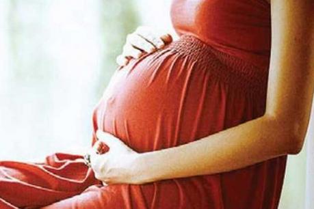 संशोधकांनी केलेल्या अभ्यासानुसार, ज्या महिला आधी आई होतात आणि नंतर लग्न करतात, त्यांचं आयुष्यही इतर महिलांच्या तुलनेत फारसं चांगलं नसतं. संशोधकांनी केलेल्या अभ्यासानुसार, ज्या महिला आधी आई होतात आणि नंतर लग्न करतात, त्यांचं आयुष्यही इतर महिलांच्या तुलनेत फारसं चांगलं नसतं.