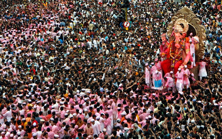 गणपतीला सिंदूर फार आवडतं. गणपतीची पूजा करताना 'सिन्दूरं शोभनं रक्तं सौभाग्यं सुखवर्धनम्। शुभदं कामदं चैव सिन्दूरं प्रतिगृह्यताम्॥ ओम गं गणपतये नमः'| हा मंत्र म्हणा. हा मंत्र म्हणत असताना गणेशाच्या माथ्यावर तुम्हाला सिंदूर लावायचा आहे. मंत्र म्हणून झाल्यानंतर तेच सिंदूर स्वतःच्या माथ्यावर लावायचे आहे. गणपतीला सिंदूर फार आवडतं. गणपतीची पूजा करताना 'सिन्दूरं शोभनं रक्तं सौभाग्यं सुखवर्धनम्। शुभदं कामदं चैव सिन्दूरं प्रतिगृह्यताम्॥ ओम गं गणपतये नमः'| हा मंत्र म्हणा. हा मंत्र म्हणत असताना गणेशाच्या माथ्यावर तुम्हाला सिंदूर लावायचा आहे. मंत्र म्हणून झाल्यानंतर तेच सिंदूर स्वतःच्या माथ्यावर लावायचे आहे.