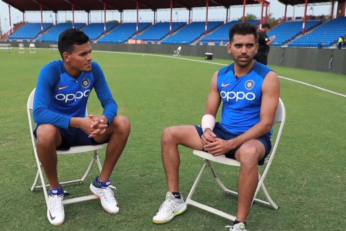 दरम्यान या सामन्यात विराटनं युवा खेळाडूंना संधी दिली. एकाच दिवशी 20 वर्षीय राहुल चहर यानं आपला चुलत भाऊ राहुल चहर यासोबत पदार्पण केले. भारतासाठी खेळणारी ही चौथी भावांची जोडी आहे. दरम्यान या सामन्यात विराटनं युवा खेळाडूंना संधी दिली. एकाच दिवशी 20 वर्षीय राहुल चहर यानं आपला चुलत भाऊ राहुल चहर यासोबत पदार्पण केले. भारतासाठी खेळणारी ही चौथी भावांची जोडी आहे.