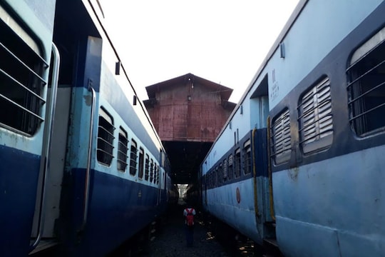 रेल्वेचं ई तिकीट महागणार, सर्व्हिस चार्ज पुन्हा लावण्याचा रेल्वेचा निर्णय