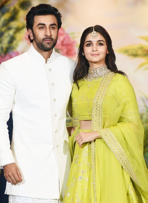 सध्या आलिया आणि रणबीर बॉलिवूडमधील क्यूट कपल म्हणून ओळखलं जातं. हे दोघंही लवकरच लग्नाच्या बेडीत अडकतील असं म्हटलं जातं. या दोघांनी सोनम कपूरच्या लग्नात त्यांचं नातं कबूल केलं होतं. 